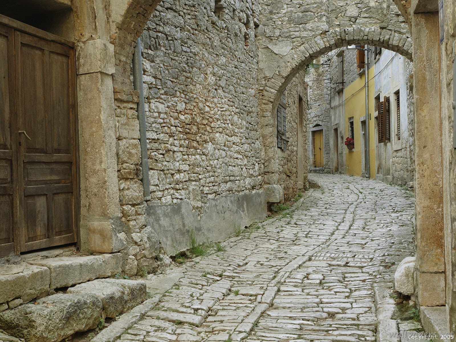 papier peint historique,pavé,ruelle,rue,mur de pierre,architecture médiévale