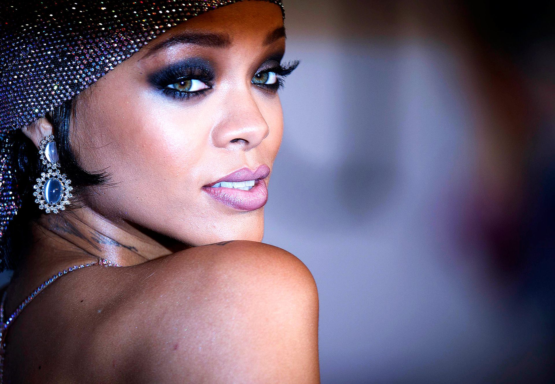 fond d'écran rihanna,cheveux,visage,sourcil,lèvre,beauté