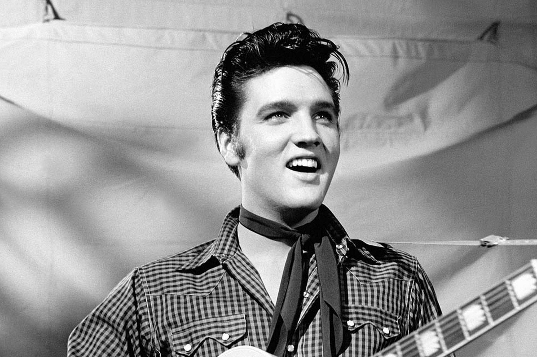 fond d'écran elvis presley,guitare,musicien,noir et blanc,la musique,instruments à cordes pincées