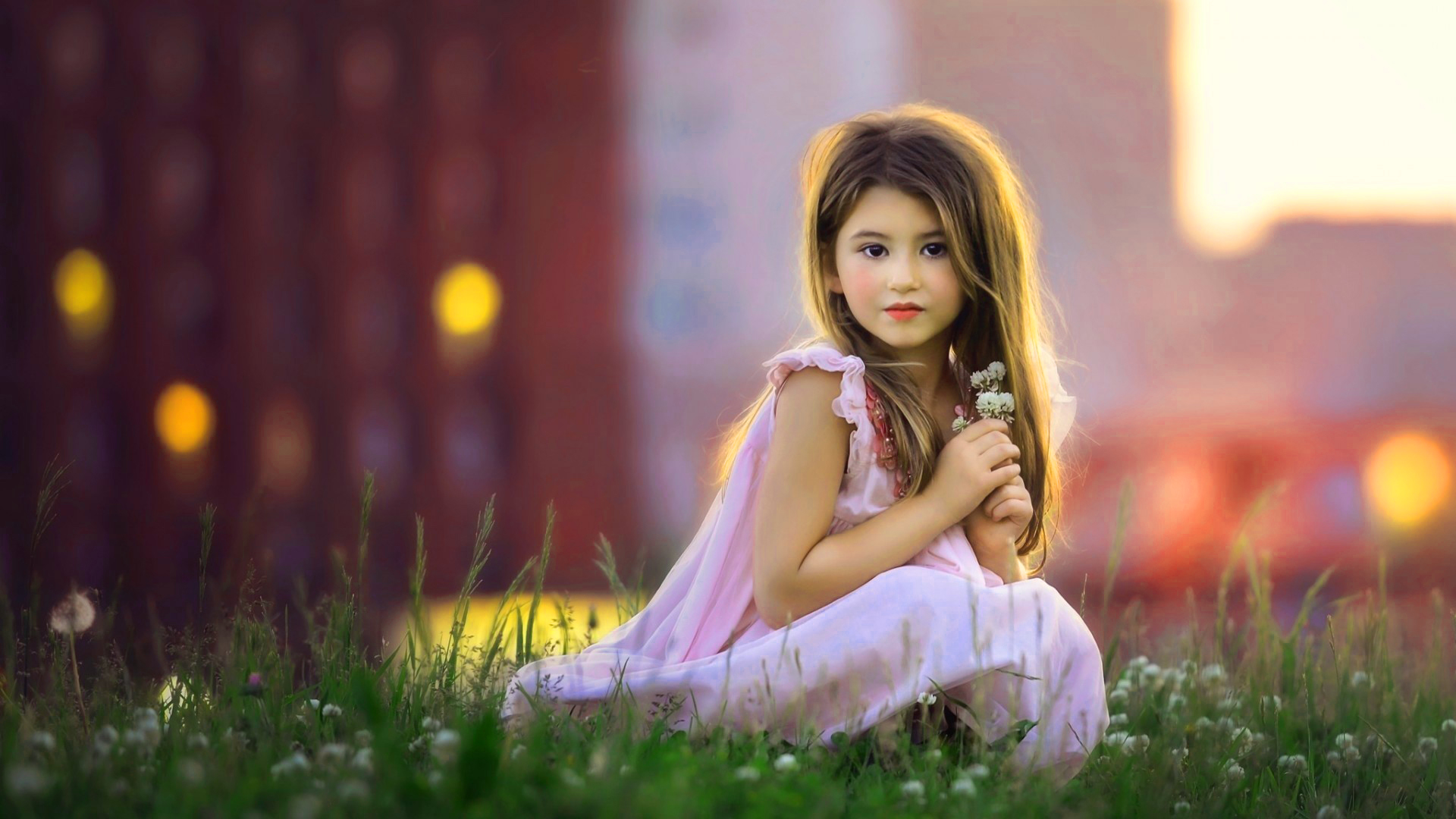 niña india fondo de pantalla hd,belleza,amarillo,césped,fotografía,sentado