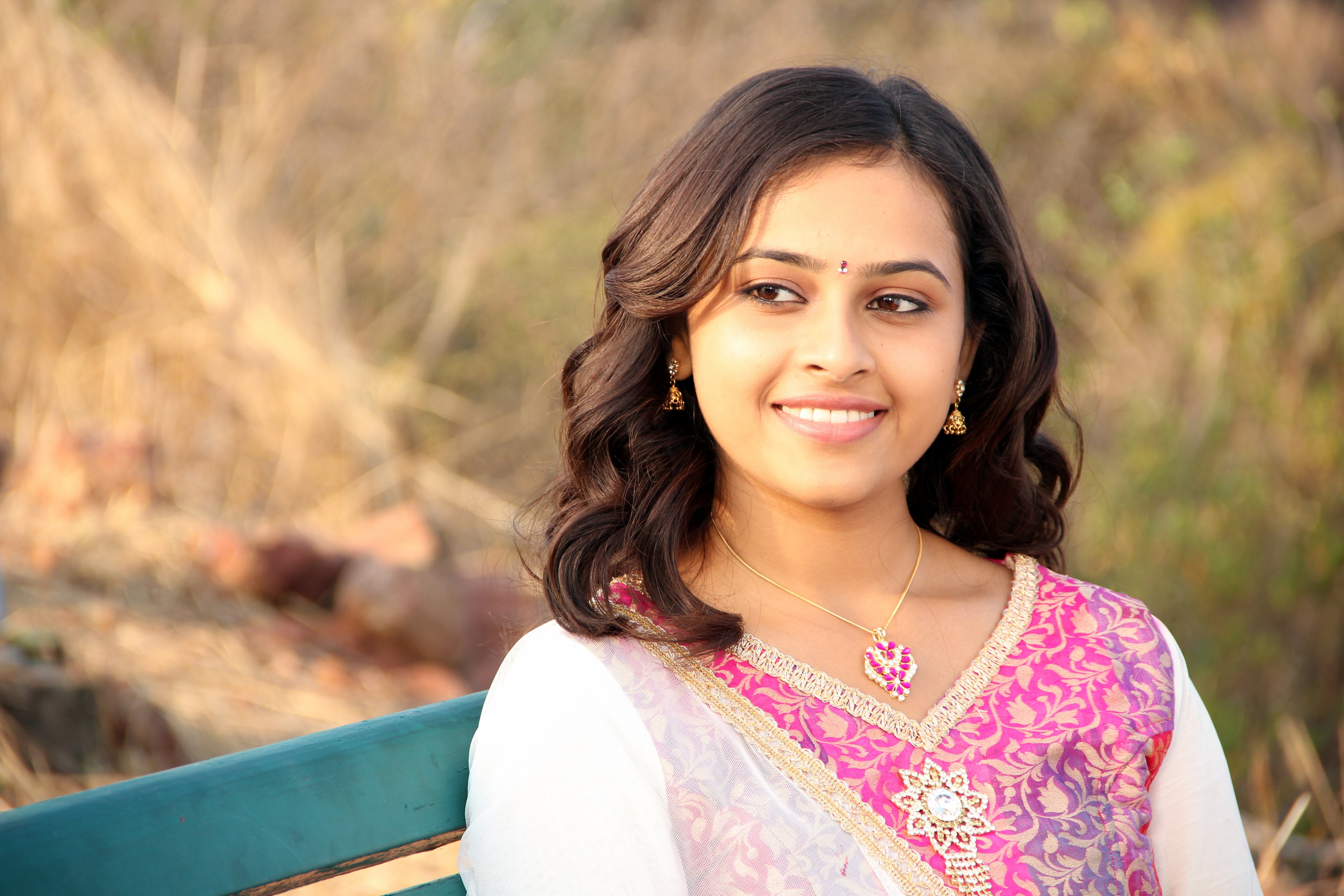 sri divya hd wallpaper,fotografie,lächeln,schwarzes haar,fotoshooting,kitz