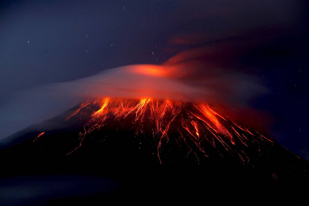 fond d'écran de volcan,volcan,ciel,types d'éruptions volcaniques,stratovolcan,volcan bouclier