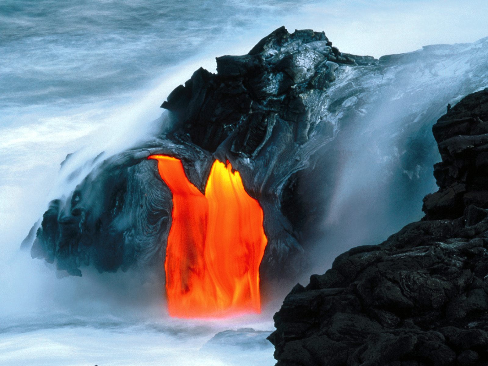 fondo de pantalla de volcán,naturaleza,paisaje natural,ola,agua,mar