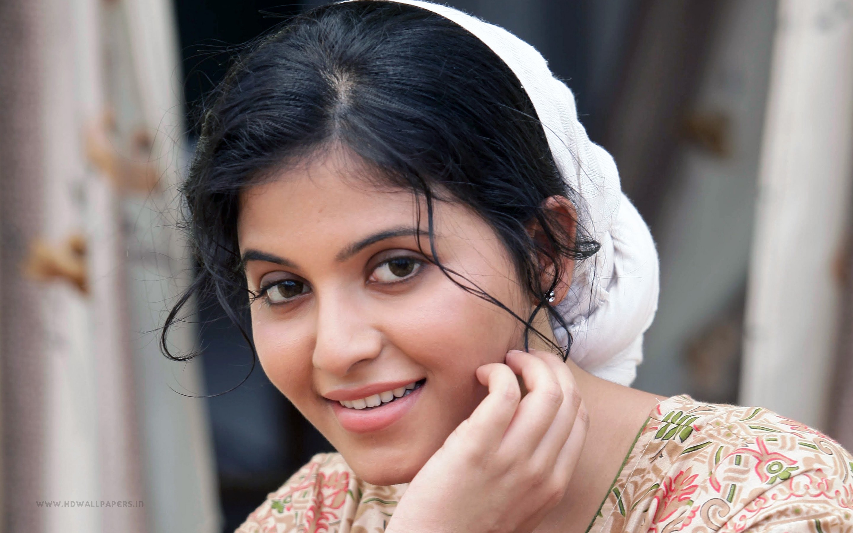 south indian actress hd wallpaper 1366x768,hair,eyebrow,hairstyle,skin,forehead
