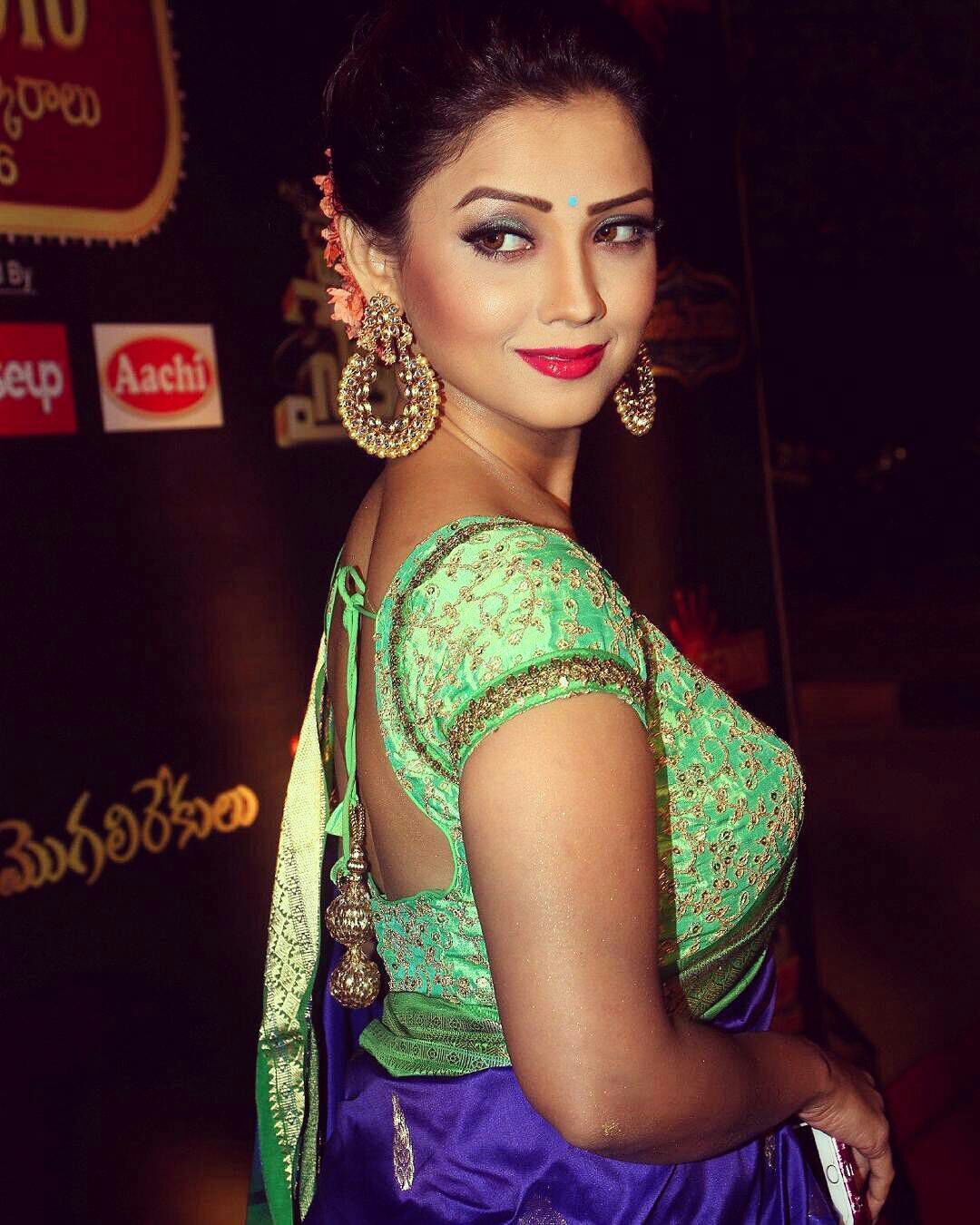 bollywood schauspielerin in saree hd wallpaper,haar,frisur,schönheit,fotoshooting,sari