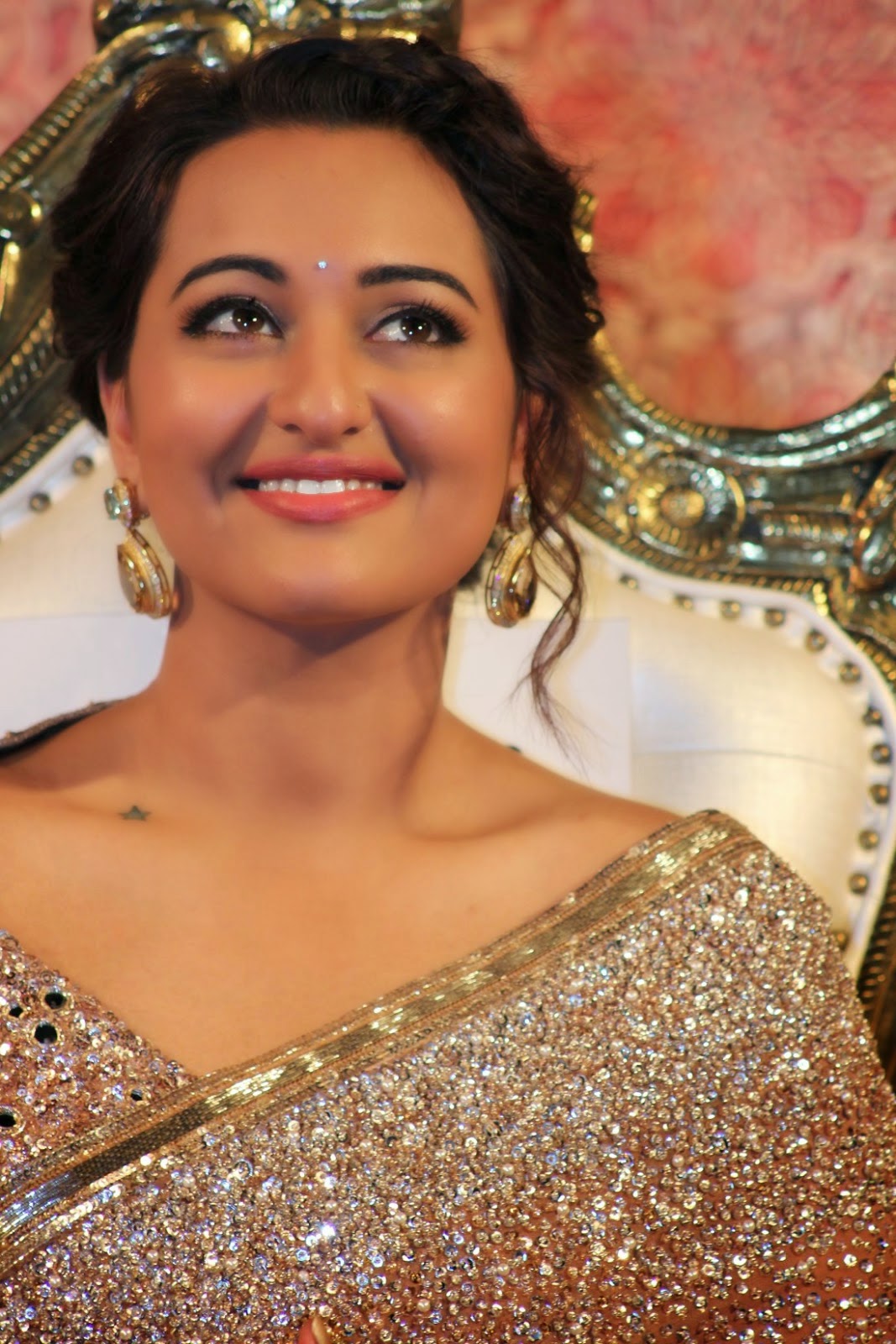 bollywood schauspielerin in saree hd wallpaper,haar,augenbraue,frisur,sari,verjüngungskur