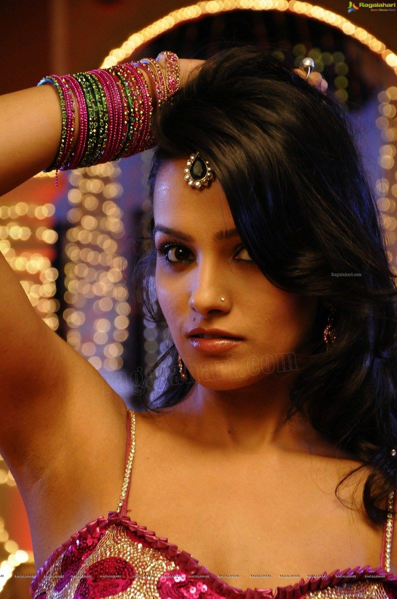 bollywood schauspielerin in saree hd wallpaper,haar,frisur,schönheit,fotoshooting,abdomen