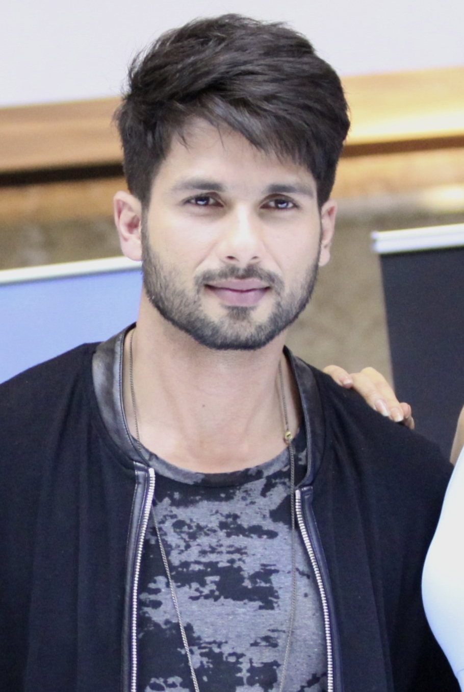 Shahid Kapoor gives a college boy vibe with his new look; see pics :  Bollywood News - Bollywood Hungama