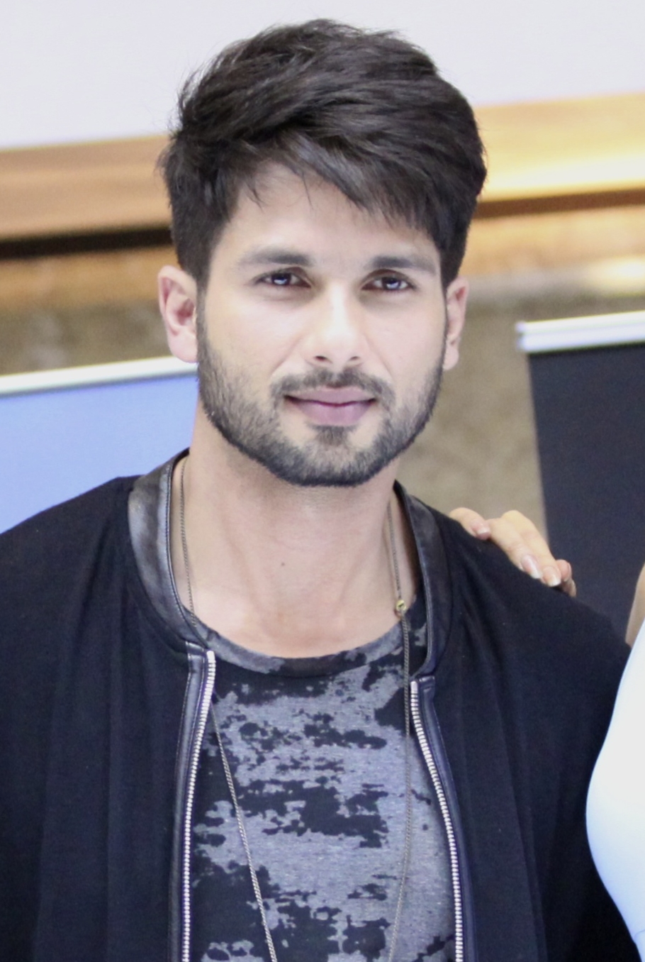 shahid kapoor fond d'écran hd,cheveux,sourcil,barbe,coiffure,front