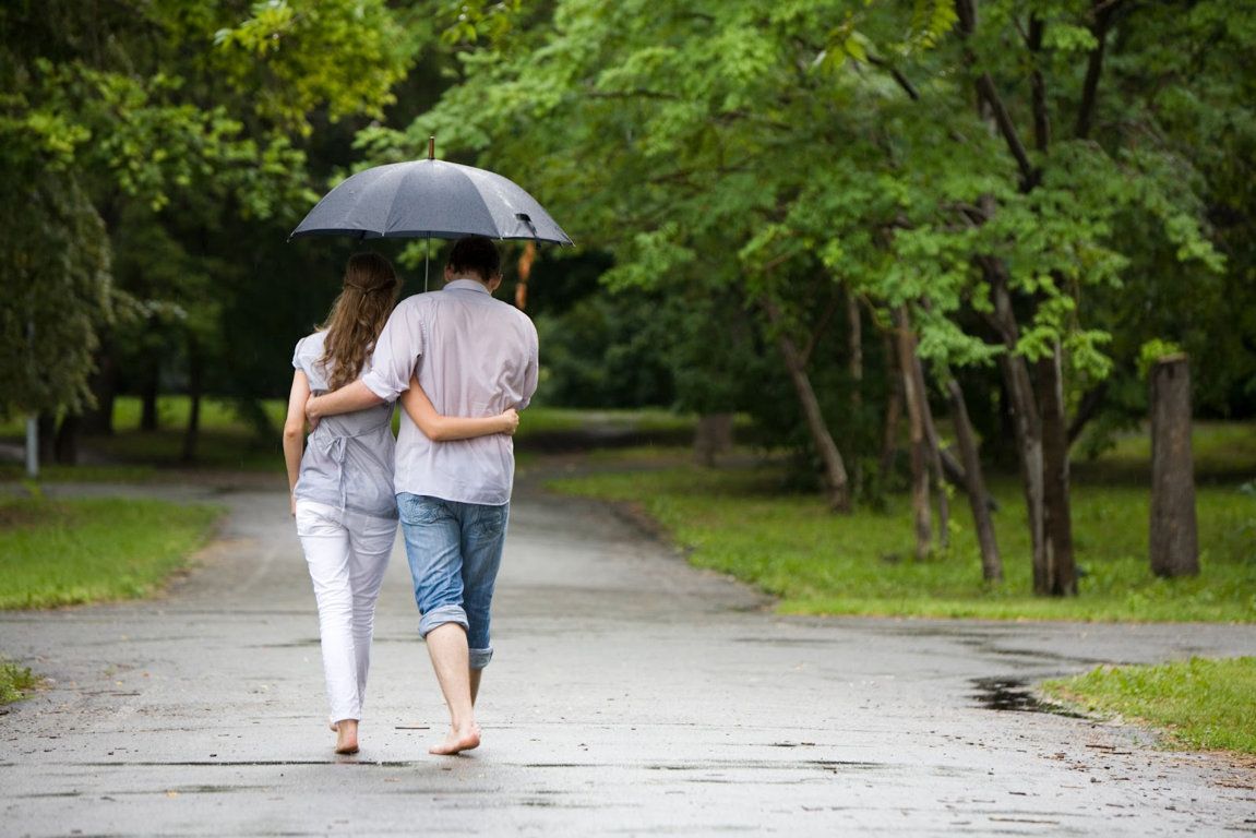 モバイル用のhd愛のカップルの壁紙,写真,傘,歩く,雨,草