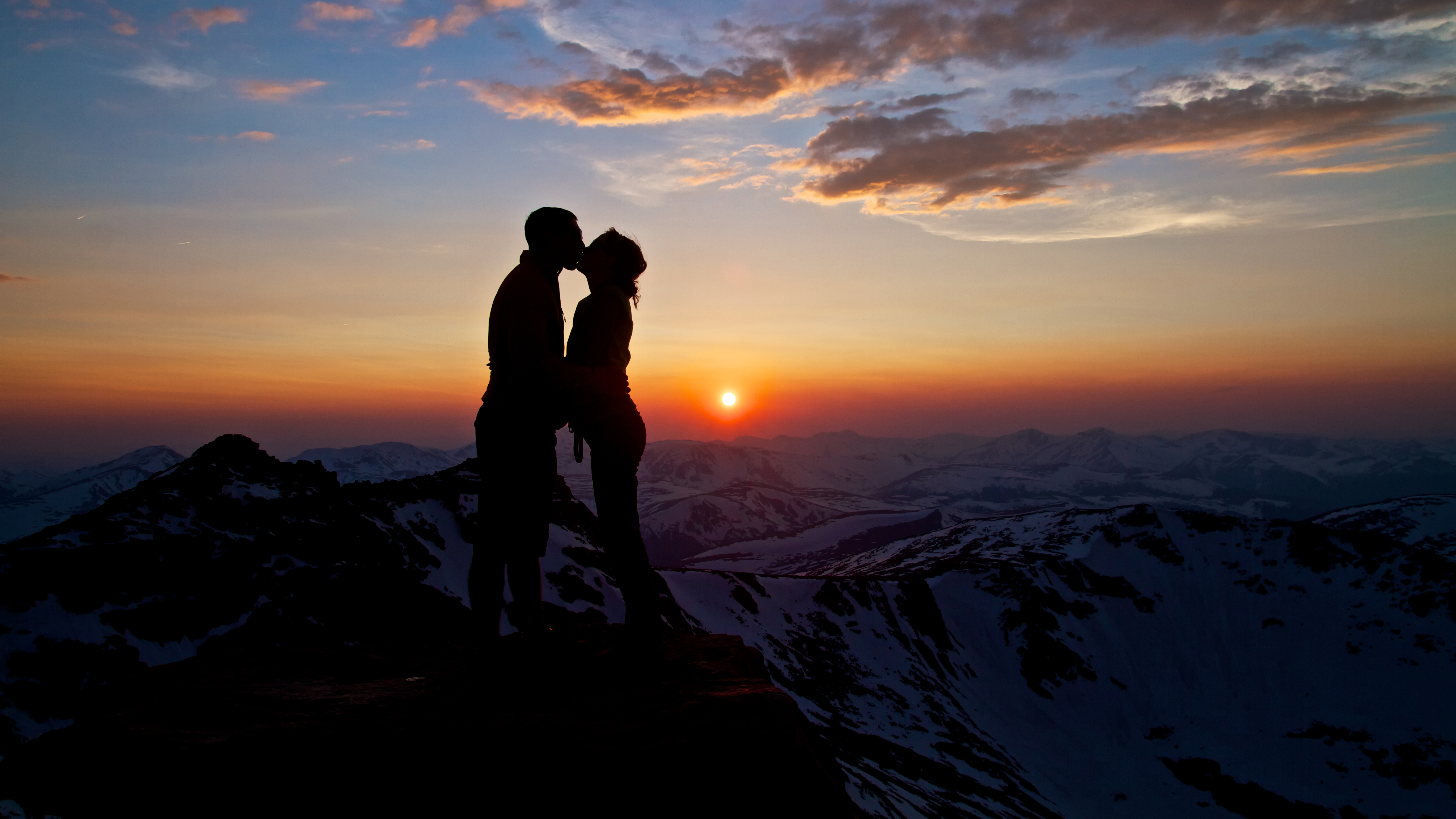 fondos de pantalla románticos de beso,cielo,amanecer,puesta de sol,montaña,horizonte