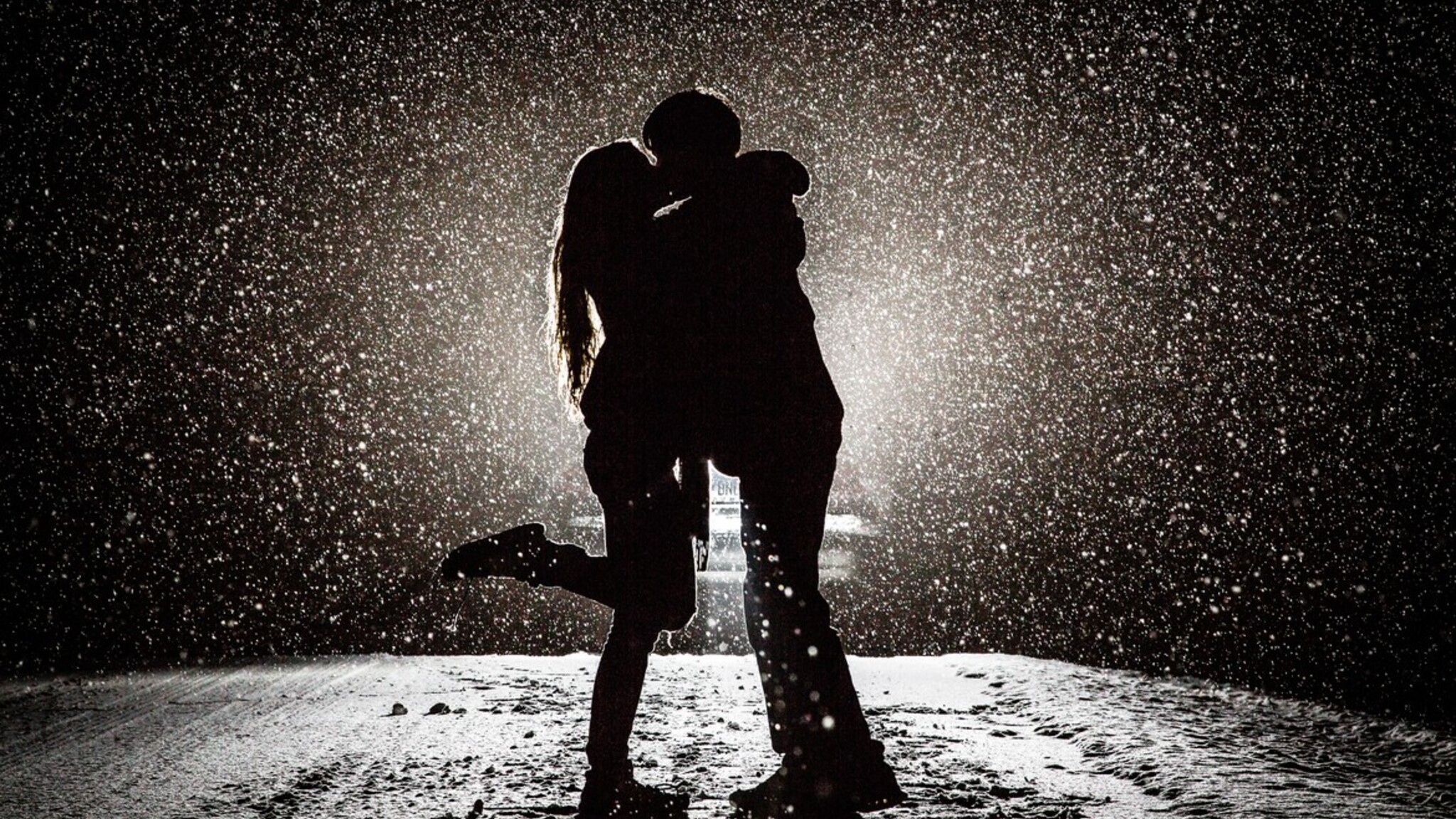 bacio romantico della carta da parati delle coppie,romanza,in piedi,bianco e nero,fotografia,acqua