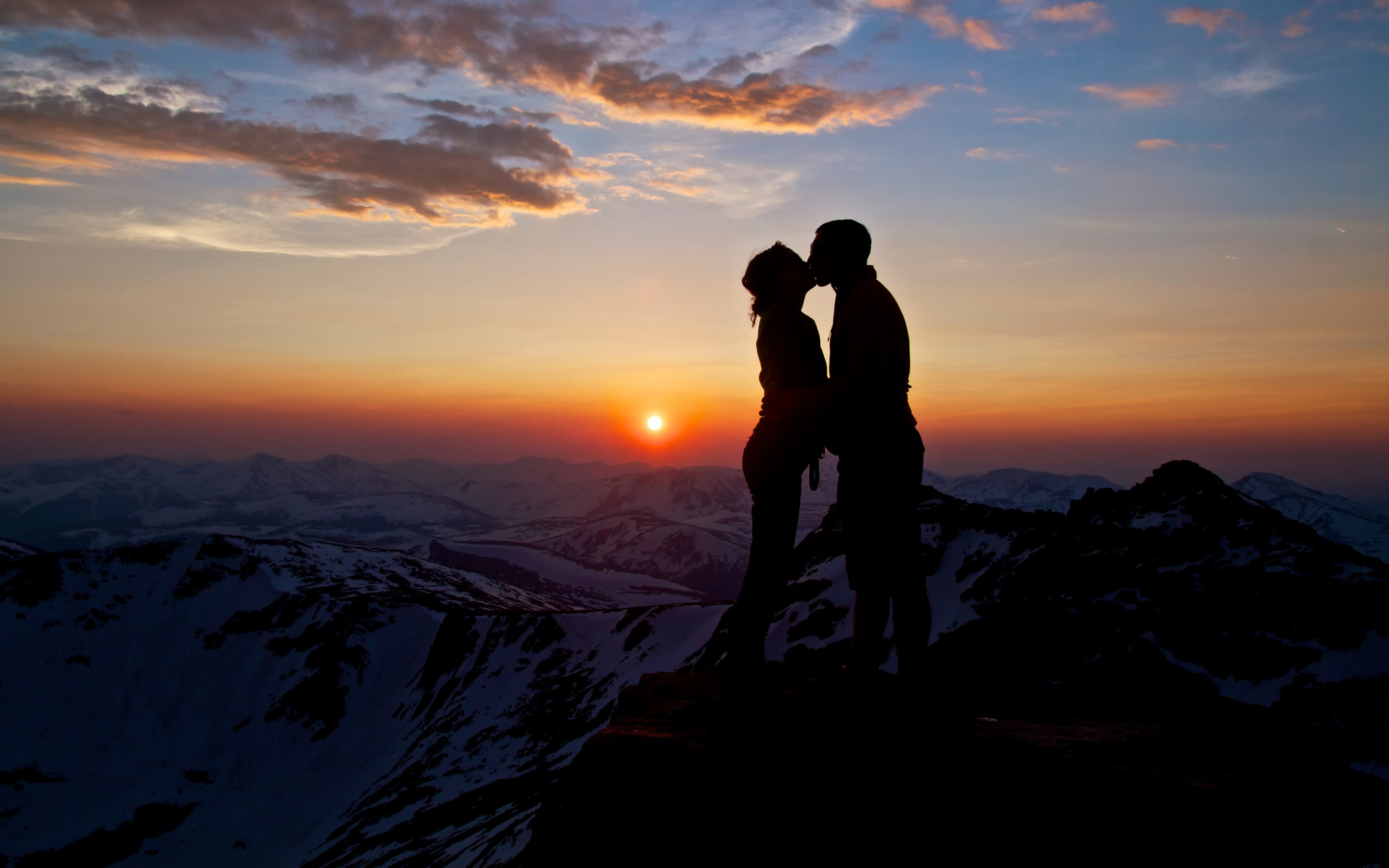 bacio romantico della carta da parati delle coppie,cielo,montagna,alba,tramonto,orizzonte