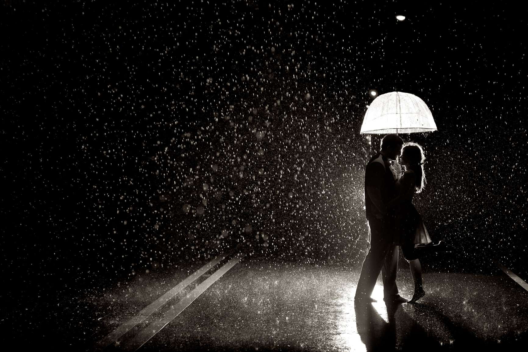 fond d'écran couple romantique s'embrasser,parapluie,noir,pluie,ciel,noir et blanc