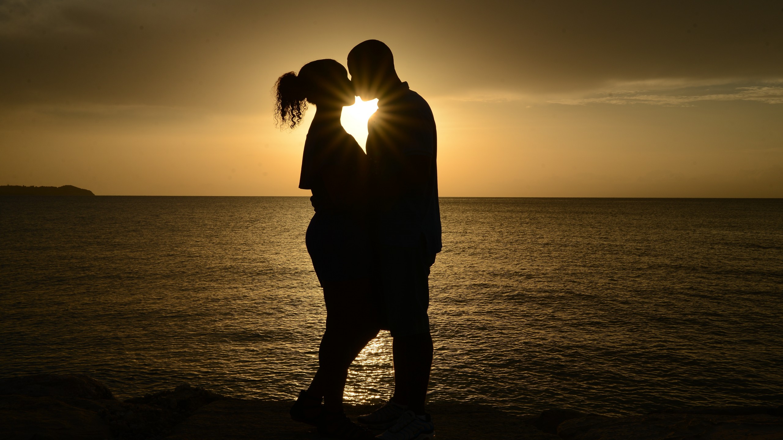 couple baiser fond d'écran,ciel,rétro éclairage,romance,amour,horizon