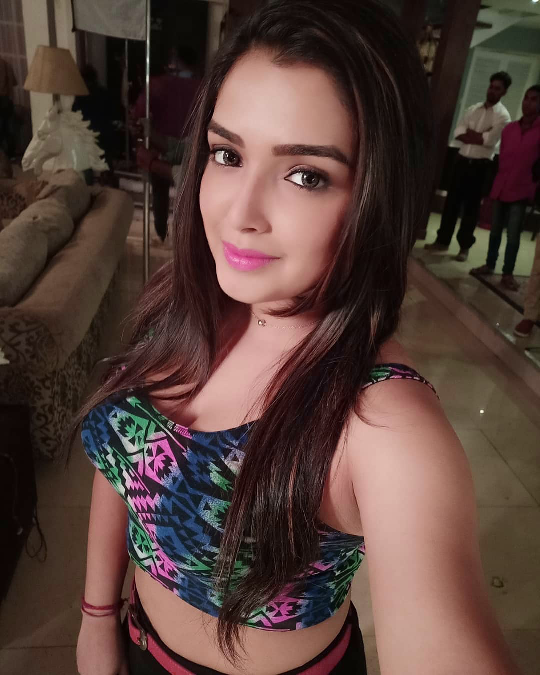 bhojpuri actress wallpaper,hair,face,eyebrow,selfie,beauty