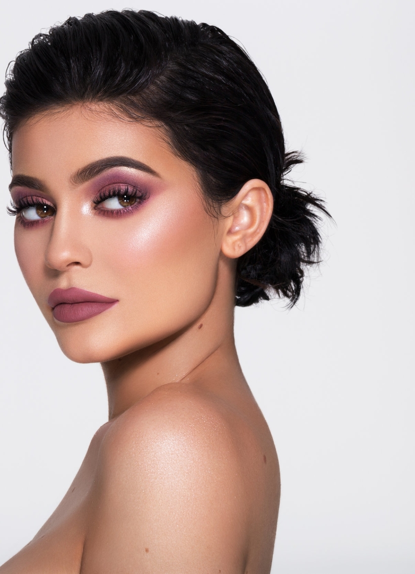 sfondo di kylie jenner per iphone,capelli,viso,sopracciglio,acconciatura,fronte