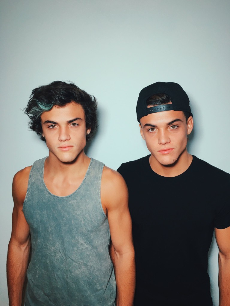 fondos de pantalla de dolan twins,frio,camiseta,hombro,moda,humano